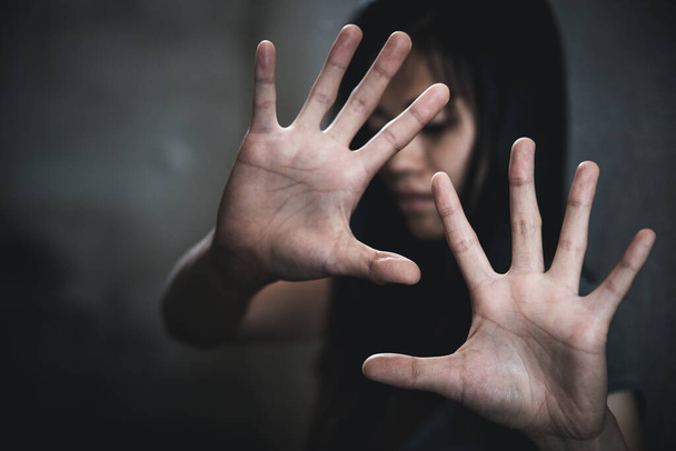  Frauenhandzeichen für ein Ende des Missbrauchs von Gewalt, Konzept zum Tag der Menschenrechte, Menschenhandel, Frauengewalt und Missbrauchskonzept, Sexuelle Gewalt und Vergewaltigung. - Foto, Bild