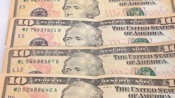 10 és 100 dolláros bankjegyek az asztalon. A pénz és az üzlet fogalma. - Felvétel, videó