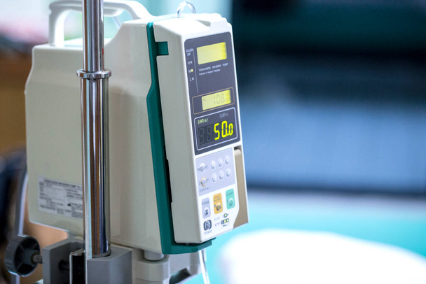 Infúziós pumpa cseppinfúzió a kórházban lévő betegeknek. - Fotó, kép