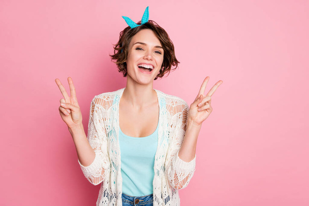 Portrait of her she nice-looking attractive lovely pretty positive cheerful cheery glad girl showing double v-sign having fun isolated over pink pastel color background - Foto, Imagem