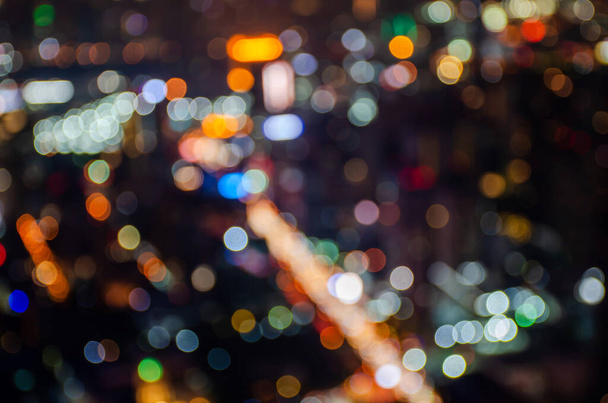 Defokussierte urbane abstrakte Textur Bokeh City Lights & Staus im Hintergrund mit verschwommenem Licht, Nachtleben. - Foto, Bild