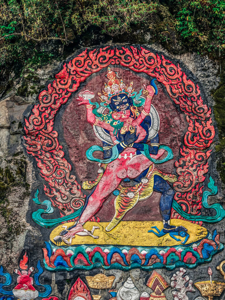 Tybetańskie malowidła ścienne w kamiennych rzeźbach świątyni Dongga, Hailuogou, Syczuan, Chiny, Thangka, rzeźba skalna - Zdjęcie, obraz