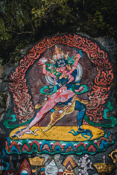 Murales tibetani nelle sculture murali in pietra del Tempio di Dongga, Hailuogou, Sichuan, Cina, Thangka, scultura rupestre
 - Foto, immagini