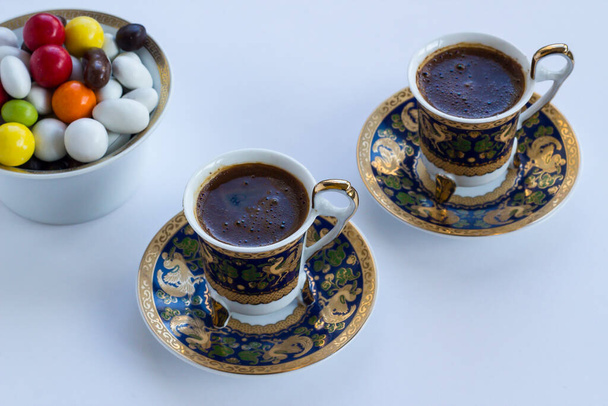 Традиційний турецький барвистий мигдалеві цукерки і кава на білому тлі з копіювальним простором. - Фото, зображення