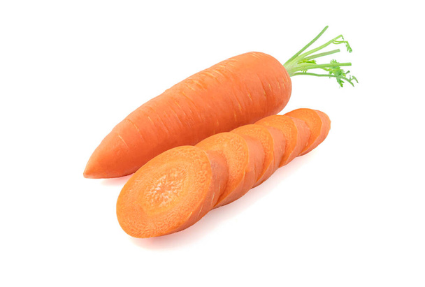 Zanahorias frescas con rebanadas aisladas sobre fondo blanco
 - Foto, Imagen
