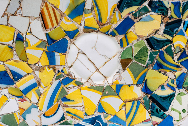 Close-up Mozaïek Antonio Gaudi in het Park Guell, Barcelona - Foto, afbeelding