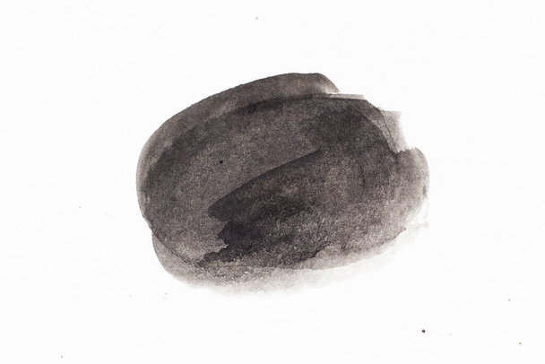 Aquarelle de couleur noire dessin à la main comme pinceau rond ou bannière sur fond de papier blanc  - Photo, image