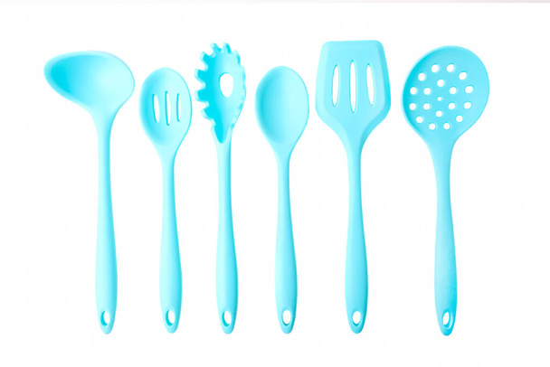 Conjunto de utensílios de cozinha azul isolado em um fundo branco
. - Foto, Imagem