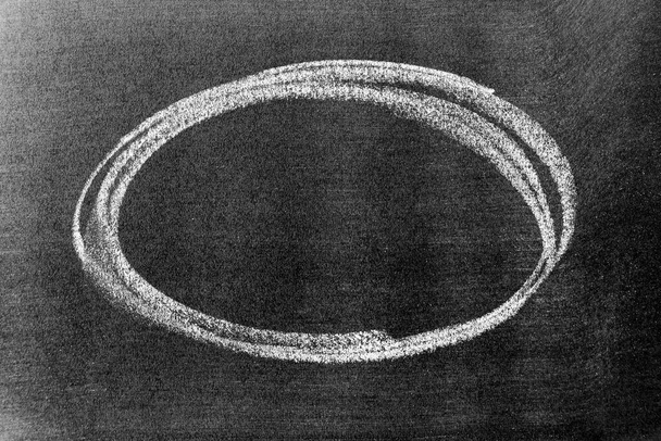 Λευκό χρώμα κιμωλία χέρι σχέδιο σε κύκλο ή οβάλ σχήμα σε μαύρο φόντο του σκάφους - Φωτογραφία, εικόνα