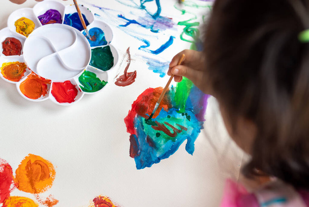 Dětská barva s akvarely. Koncept vzdělávání. - Fotografie, Obrázek