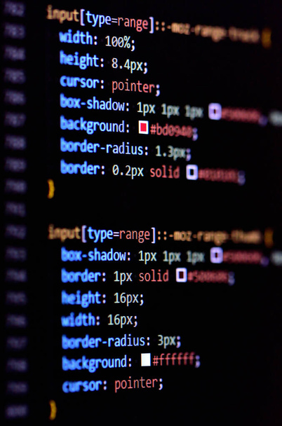 HTMLコーディング用の最新のCSS3カスケードスタイルシートプログラミングコードのクローズアップ。垂直写真. - 写真・画像