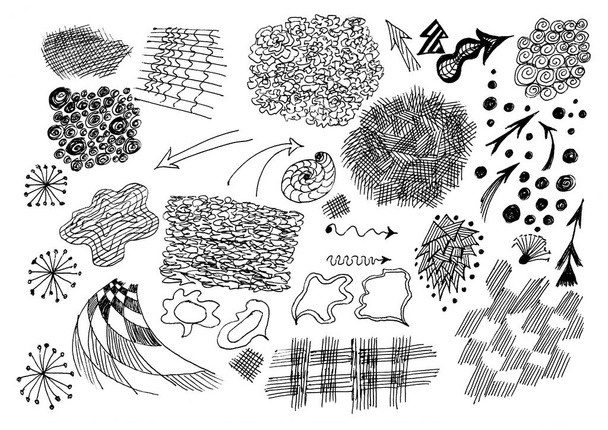 Set von isolierten Elementen, die mit Stift auf Papier gezeichnet wurden. Textwolken, Pfeile, Kreise, Schraffuren, Kritzeleien. Schwarz auf Weiß. - Foto, Bild