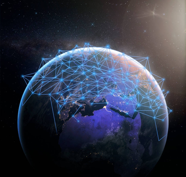 Uzaydaki mavi gezegenimiz üzerindeki küresel iletişim ağı. Dünya çapında kablosuz bilgi alışverişi ve dijital bağlantı kavramı - Fotoğraf, Görsel