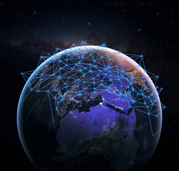 Maailmanlaajuinen viestintäverkko sinisellä planeetallamme avaruudessa. Maailmanlaajuisen langattoman tiedonvaihdon ja digitaalisen yhteyden käsite - Valokuva, kuva