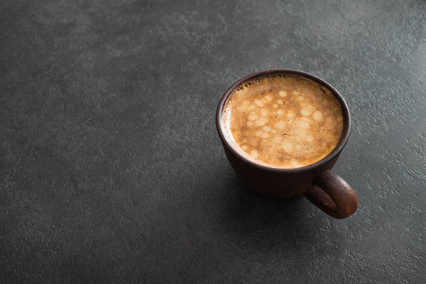 aroma kopje koffie op een donkere stenen tafel - Foto, afbeelding