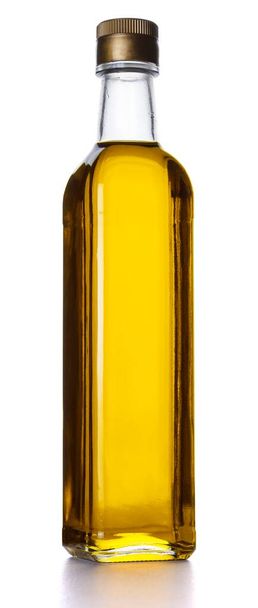 Pullo oliiviöljyä, valkoisella pohjalla, pisara varjossa - Valokuva, kuva