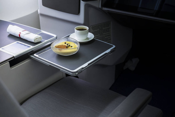 Десерт і кава на комерційному літаку
. - Фото, зображення
