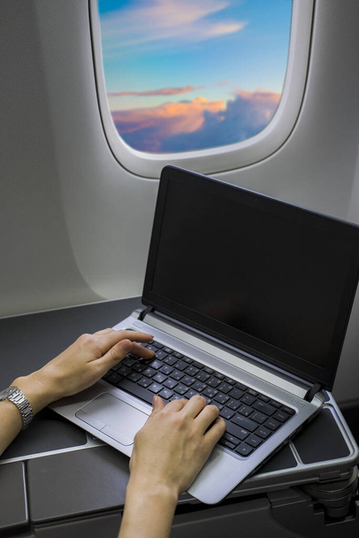 femme d'affaires travaillant avec ordinateur portable sur avion - Photo, image