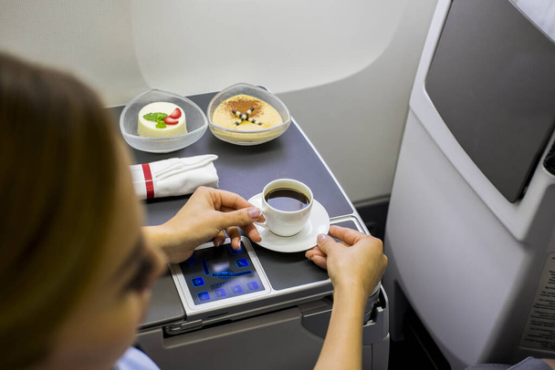 Postre y café en un avión comercial
. - Foto, imagen