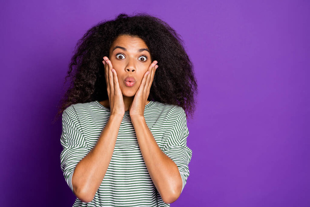 Close up photo of funky confused afro american girl hear horrible information impressed feel frustrated anxious panic wear casual style clothes isolated over violet color background - Fotoğraf, Görsel