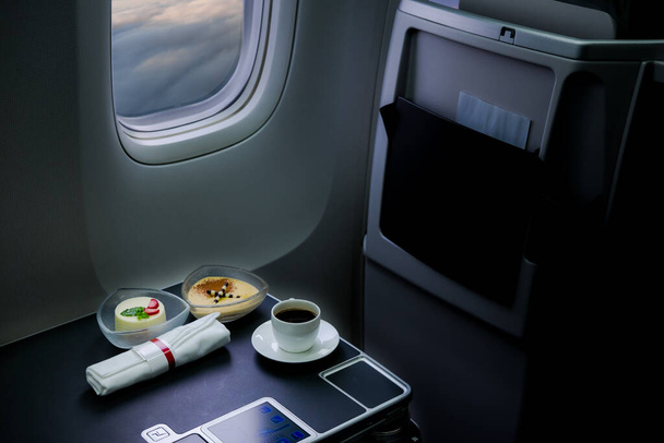  Kaffee im Flugzeug serviert - Foto, Bild