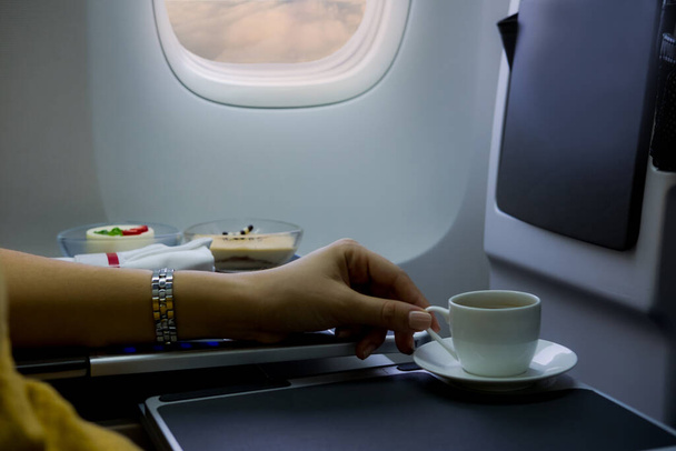  café servido en avión
 - Foto, Imagen