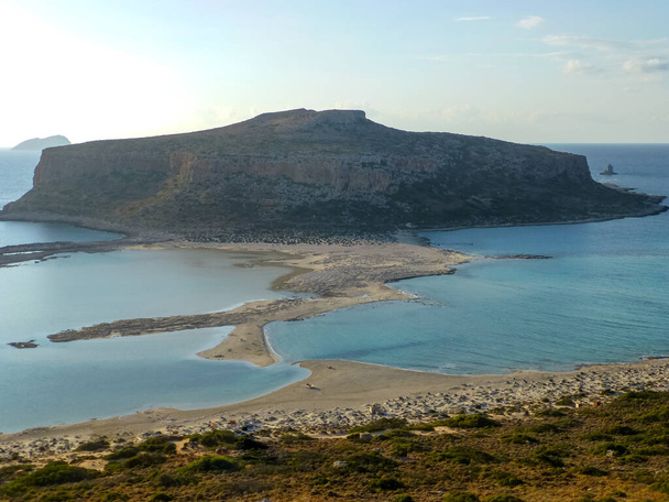 Slavná skrytá laguna pláže Balos s bílým pískem a exotickými modrými a tyrkysovými vodami na ostrově Kréta, Řecko - Fotografie, Obrázek
