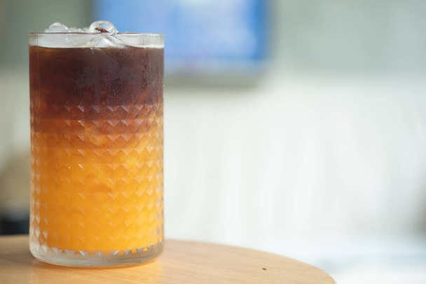 Склянка еспресо, змішана з апельсиновим соком. закусочний напій
 - Фото, зображення