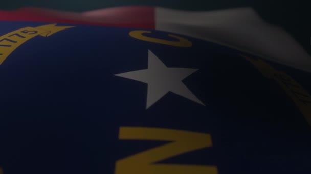 Észak-Karolina zászló integet egy sötét légköri környezetben lassított felvételen. Végtelen hurk. - Felvétel, videó