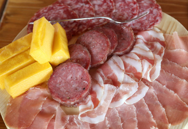 embutidos mixtos salami cocido y polenta amarilla en la granja italiana
 - Foto, imagen