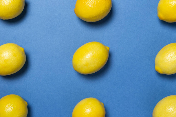 Zitronen auf blauem Hintergrund. Flache Lage. - Foto, Bild