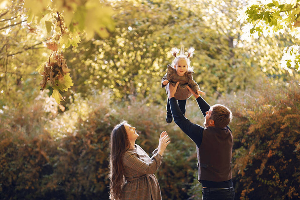 Family with little daughter in a autumn park - Foto, Bild