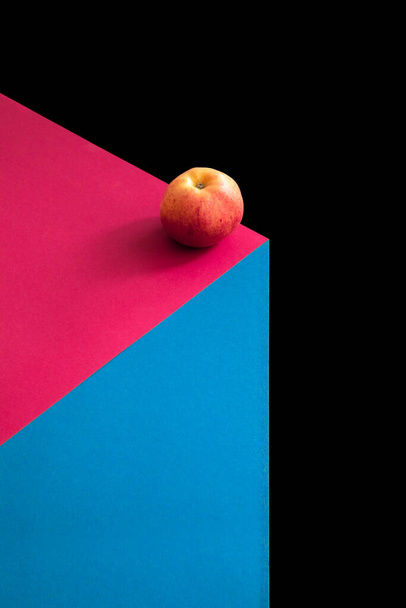 Ein Bild einer frischen Apfelfrucht auf einem farbigen Hintergrund - Foto, Bild