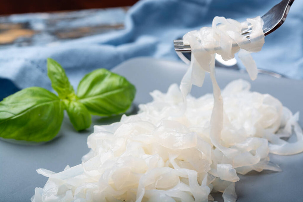 Witte konjac shirataki noedels, glutenvrij en geen vet dieet vegetarisch en veganistisch Aziatisch eten close-up - Foto, afbeelding