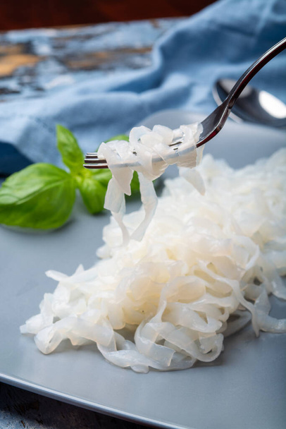 Nouilles blanches konjac shirataki, sans gluten et sans gras régime végétarien et végétalien asiatique fermer - Photo, image