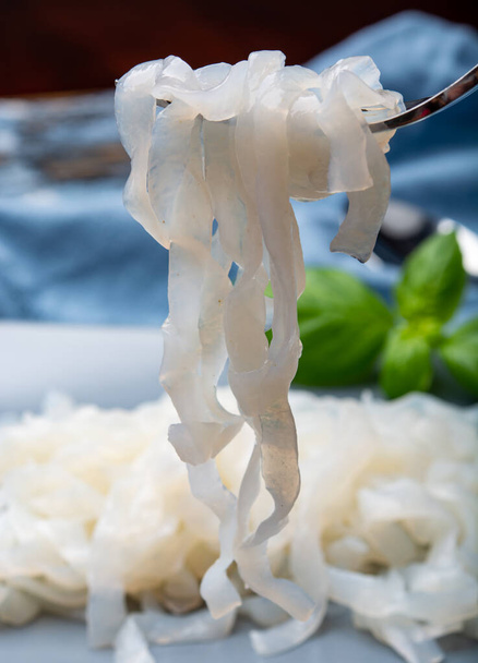 Biały konjac shirataki makaron, bezglutenowe i bez tłuszczu dieta wegetariańska i wegańska azjatyckie jedzenie zbliżenie - Zdjęcie, obraz