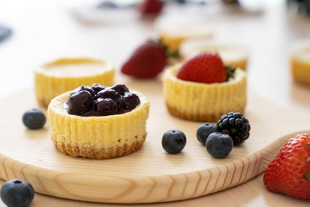 Mini gâteau au fromage décoré avec myrtille, mûre et fraise - Photo, image