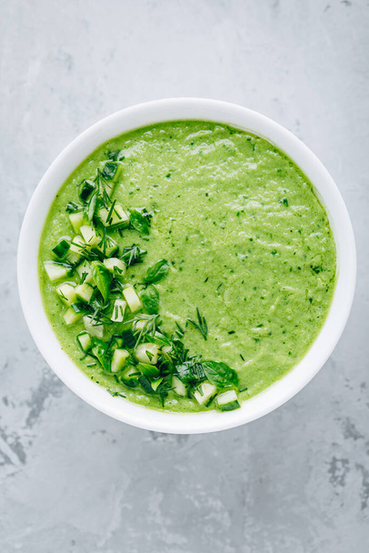 Uborka Gazpacho. Zöld, friss, hideg nyári leves. Felülnézet - Fotó, kép