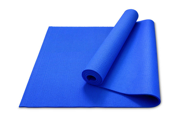 clipping pad, close-up roll blauwe kleur yoga mat geïsoleerd op witte achtergrond - Foto, afbeelding