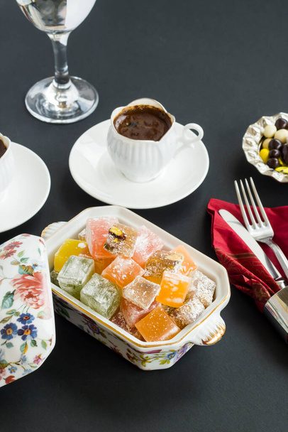 Geleneksel Türk Kahvesi ve siyah arka planda lezzetli tatlar, üst manzara. - Fotoğraf, Görsel