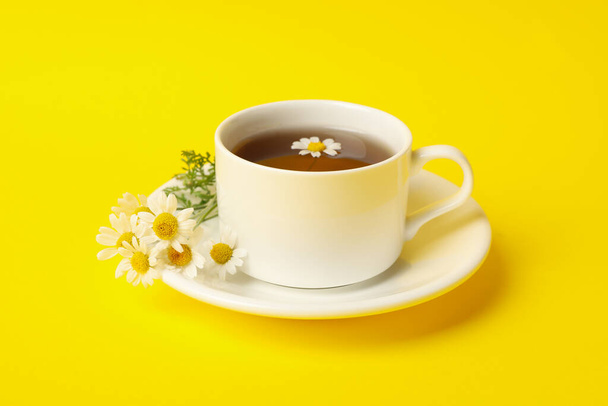 Xícara de chá de camomila no fundo amarelo - Foto, Imagem