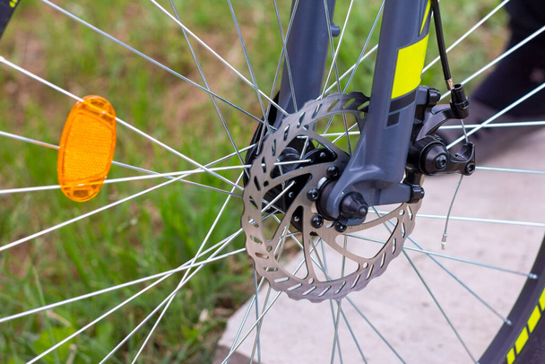 Onderdeel van een mountainbike wiel close-up. - Foto, afbeelding
