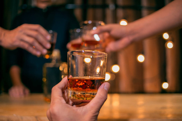 Świętuj whisky na przyjaznej imprezie w restauracji - Zdjęcie, obraz