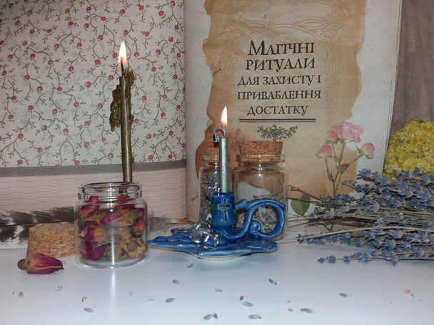 Gouden en zilveren kaarsen, mineralen en gedroogde kruiden en ritueel zout voor hekserij - Foto, afbeelding