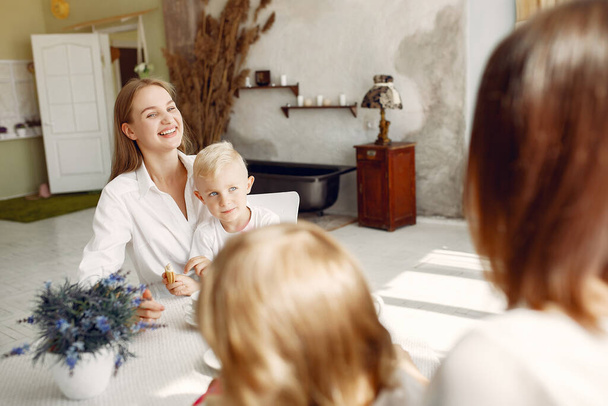Mother with little children drinking tea at home - Foto, Bild