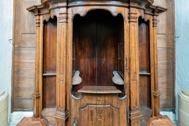 教会に空の古い木製の告白椅子 - 写真・画像