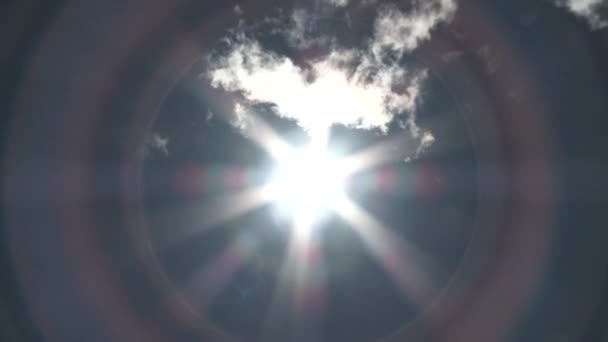 Széles látószögű lövés egyenesen a Napra néz a kék égen, ráközelít és kifordul a fehér átmenetből.. - Felvétel, videó