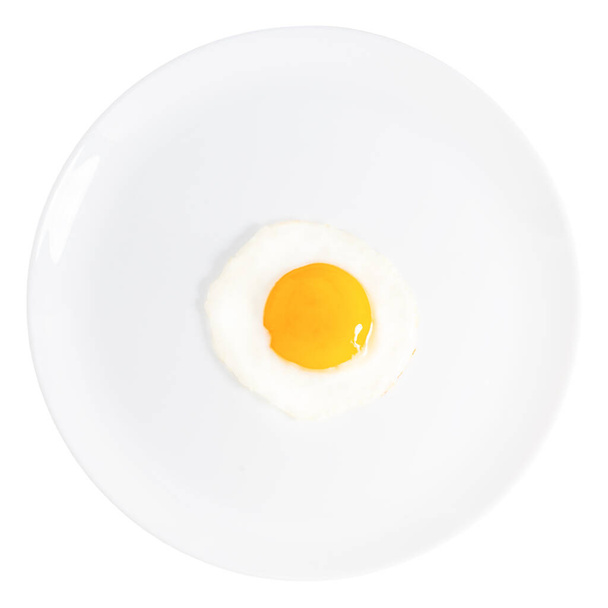 huevo frito en un plato aislado sobre fondo blanco. Vista superior. - Foto, Imagen