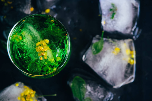Groene cocktail met munt, ijs en frisdrank. - Foto, afbeelding