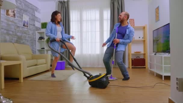 Couple énergique dansant pendant le nettoyage - Séquence, vidéo
